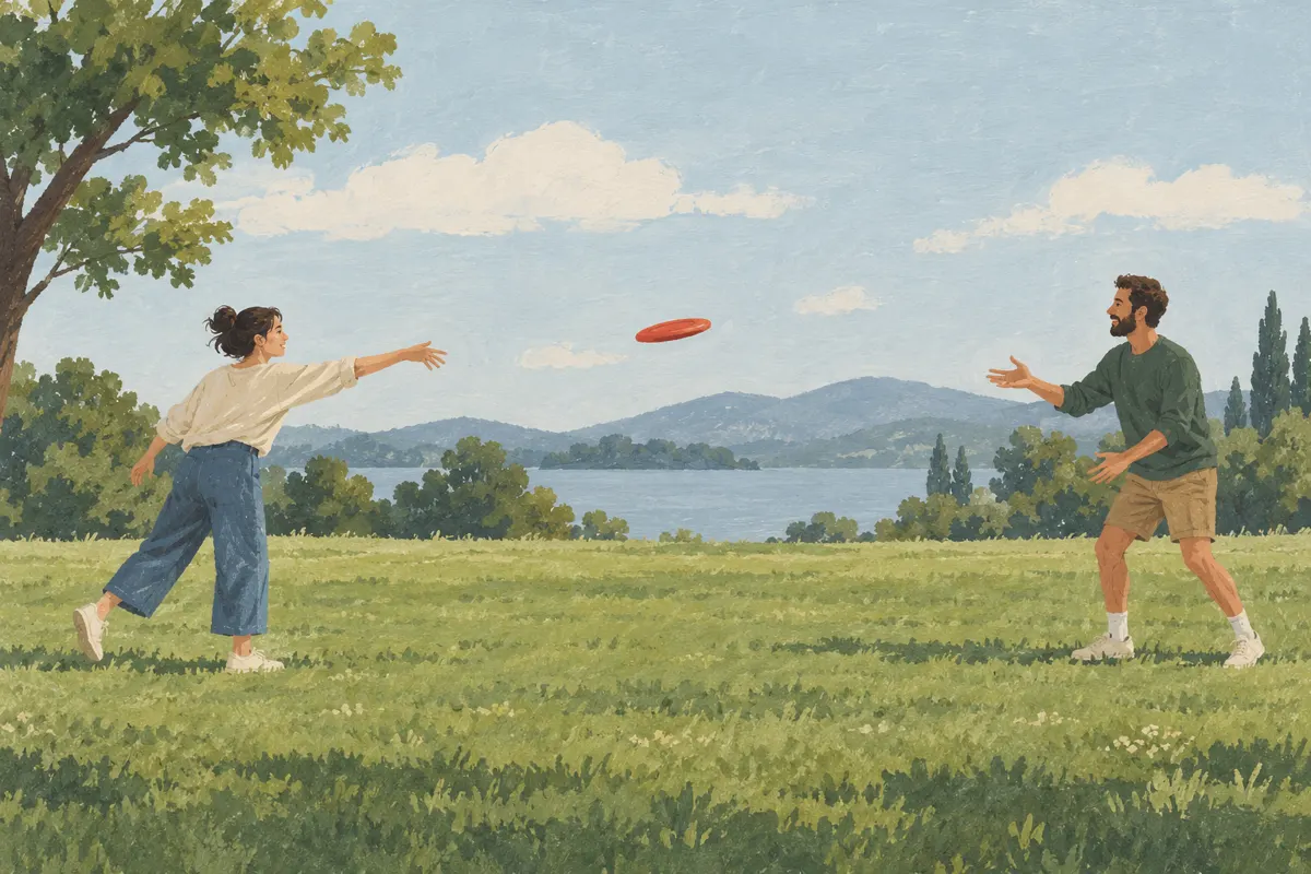 Ilustracja dwóch osób ćwiczących krótkie podania frisbee na trawniku.